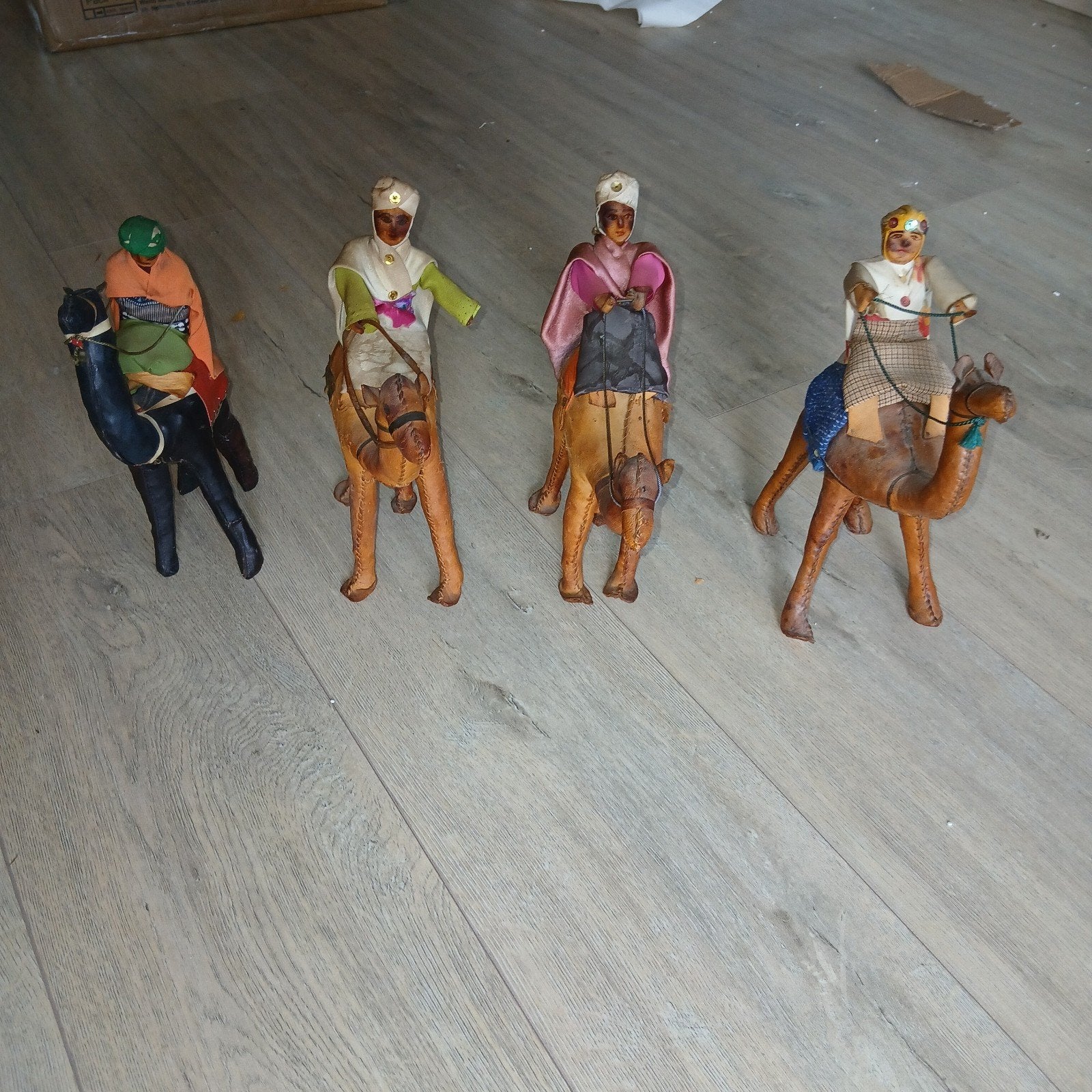Set van 4 handgemaakte kamelen met ruiters, Ophalen of Verzenden, Gebruikt
