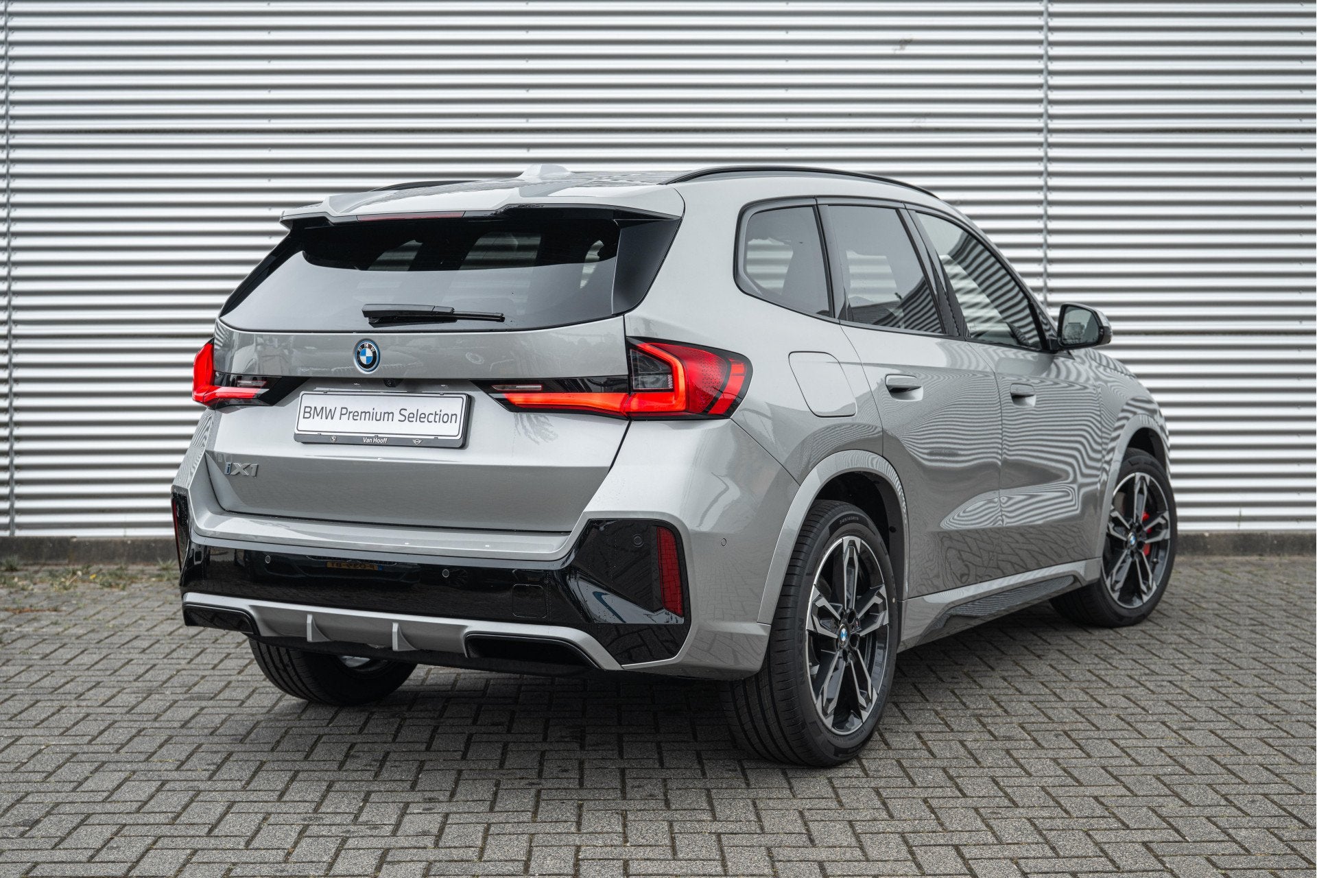 BMW iX1 eDrive20 M Sport / Trekhaak / Panoramadak / Sportsto, Auto's, Stoelverwarming, Met garantie (alle), 24 min, Origineel Nederlands