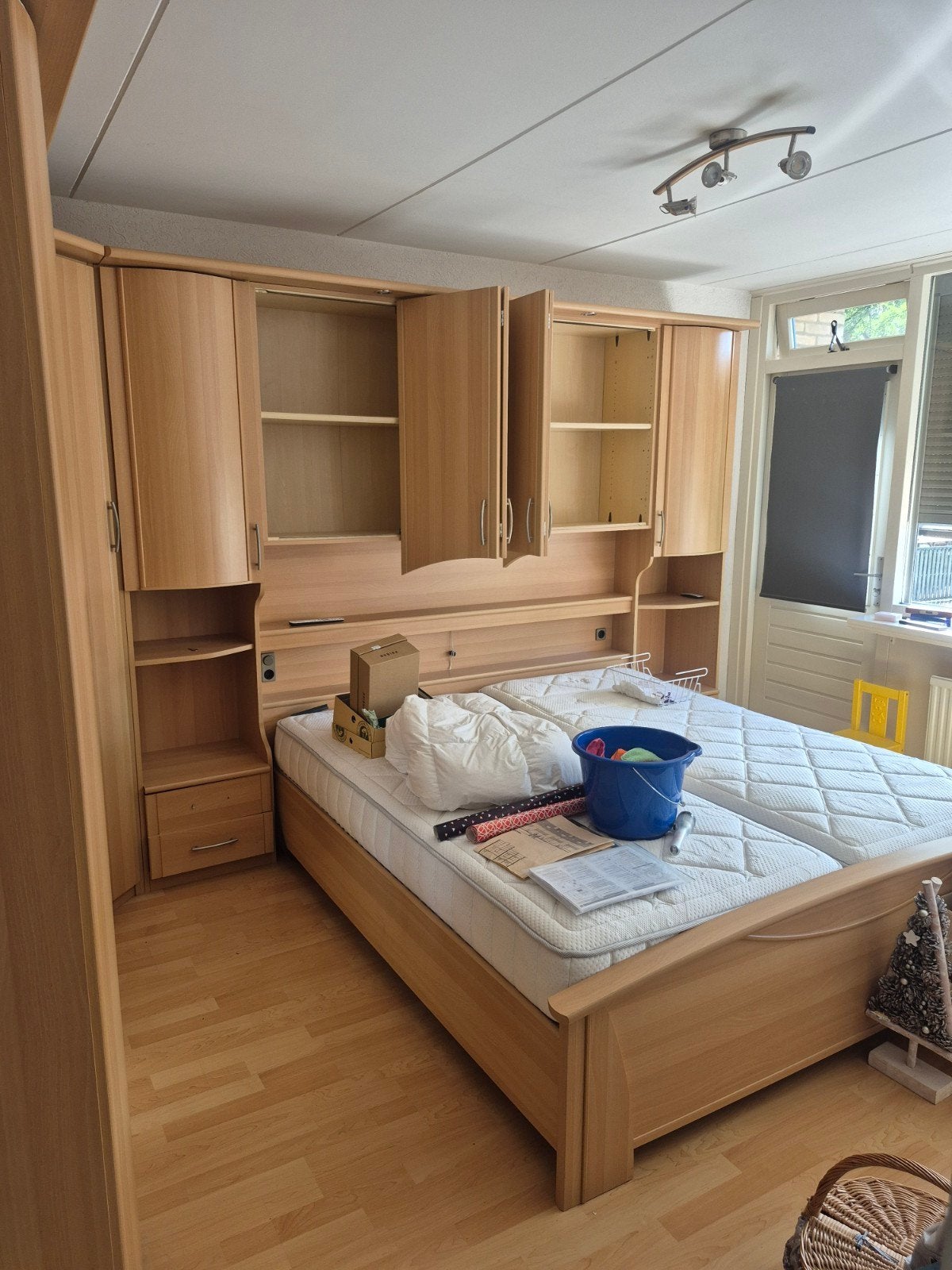 Elektrisch verstelbaar bed met ombouw en kastenwand, Ophalen, Overige kleuren, Tweepersoons, 180 cm