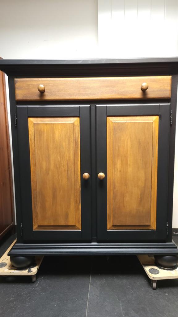 Zwart houten kastje met lade en deurtjes, Ophalen