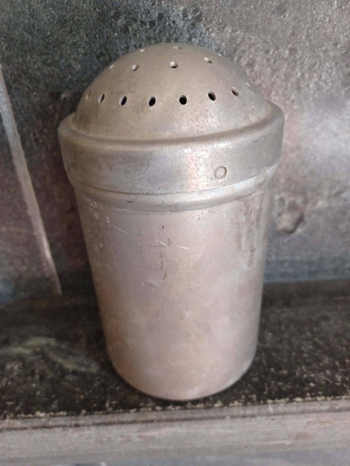 Vintage aluminium strooibus  poedersuikerstrooier, Antiek en Kunst, Antiek | Keukenbenodigdheden, Ophalen of Verzenden