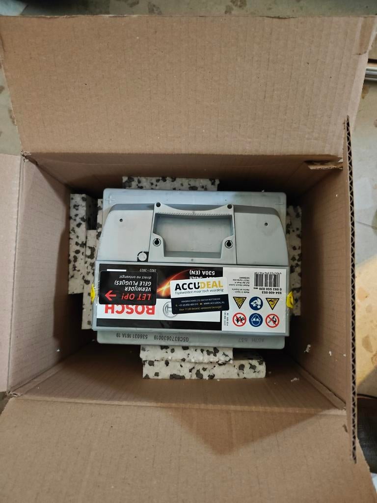 AFHALEN Nieuw in de doos Bosch S5 002 Auto Accu 12V, Auto-onderdelen, Accu's en Toebehoren, Ophalen, Nieuw, Universele onderdelen