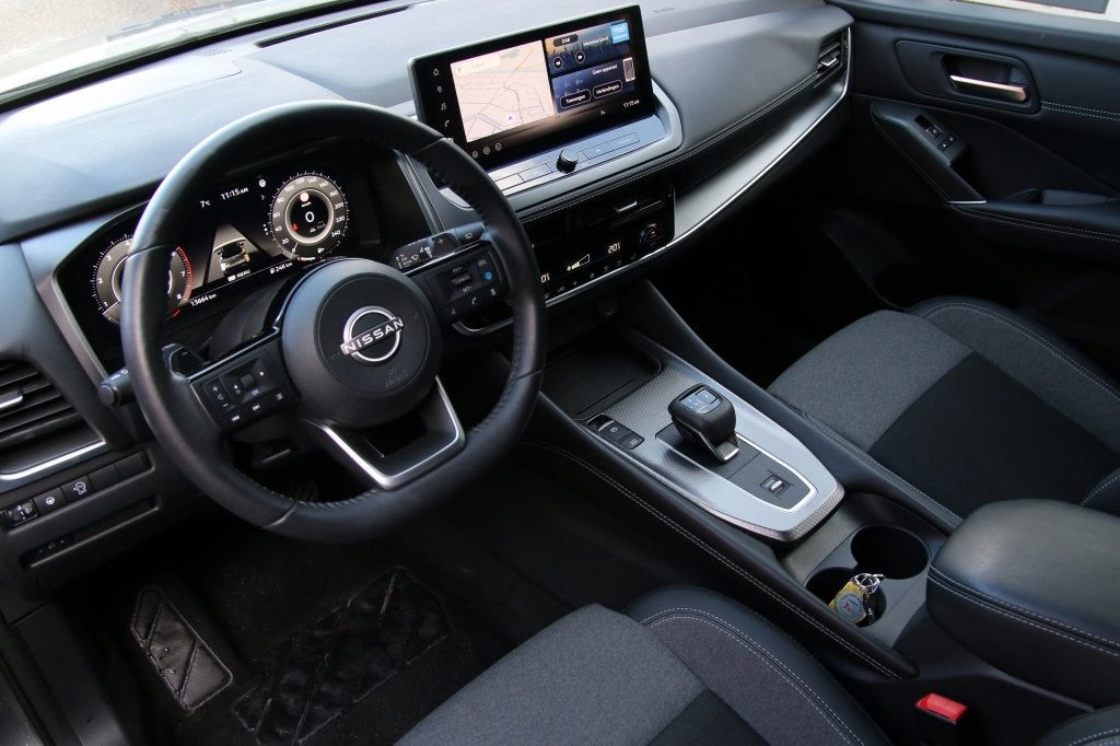 Nissan QASHQAI 1.3 MHEV AUTOMAAT N-CONNECTA Navi/360, Auto's, 12 maanden, Stof, Zwart, Automatische klimaatregeling