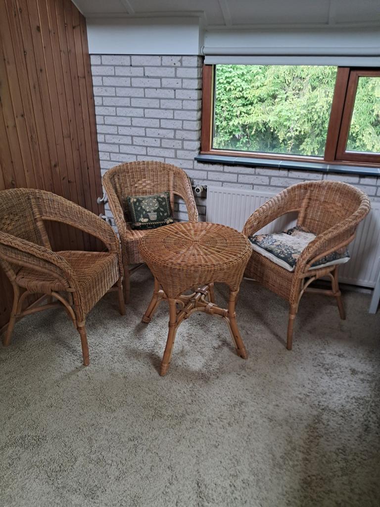 Mooi en degelijk rieten set: 3 stoelen en rond tafeltje, Huis en Inrichting, Stoelen, Ophalen, Twee, Bruin, Riet of Rotan