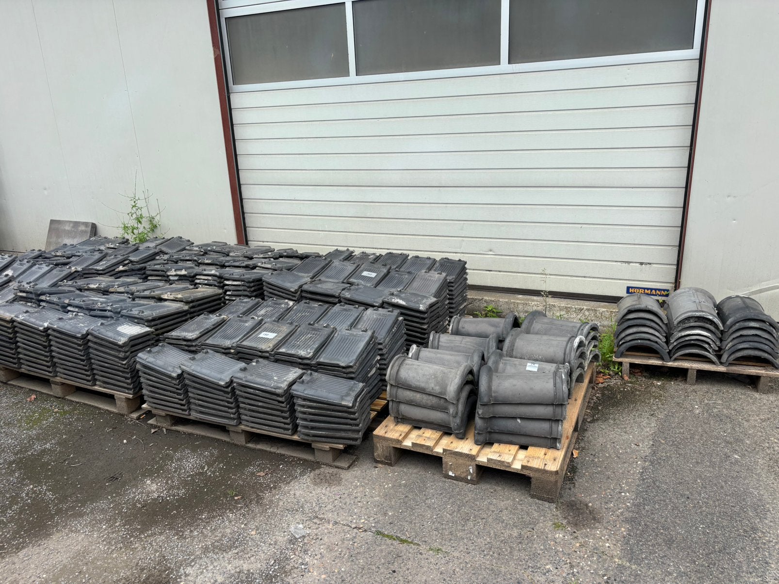 Partij dakpannen en nokpannen te koop, Doe-het-zelf en Verbouw, Dakpannen en Dakbedekking, Ophalen, Gebruikt, Steen of Klei, Zwart