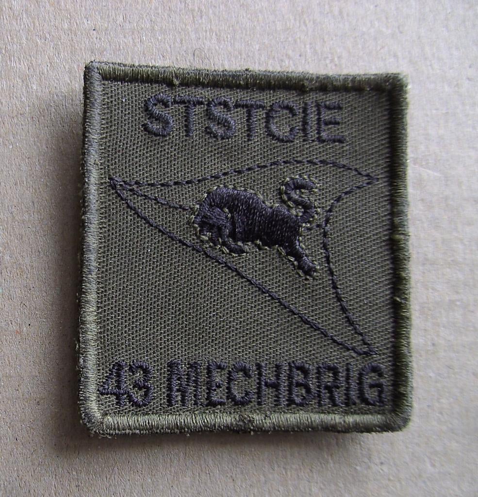 5x5 embleem  - StStCie 43 Gemechaniseerde Brigade, Ophalen of Verzenden, Landmacht, Nederland, Embleem of Badge
