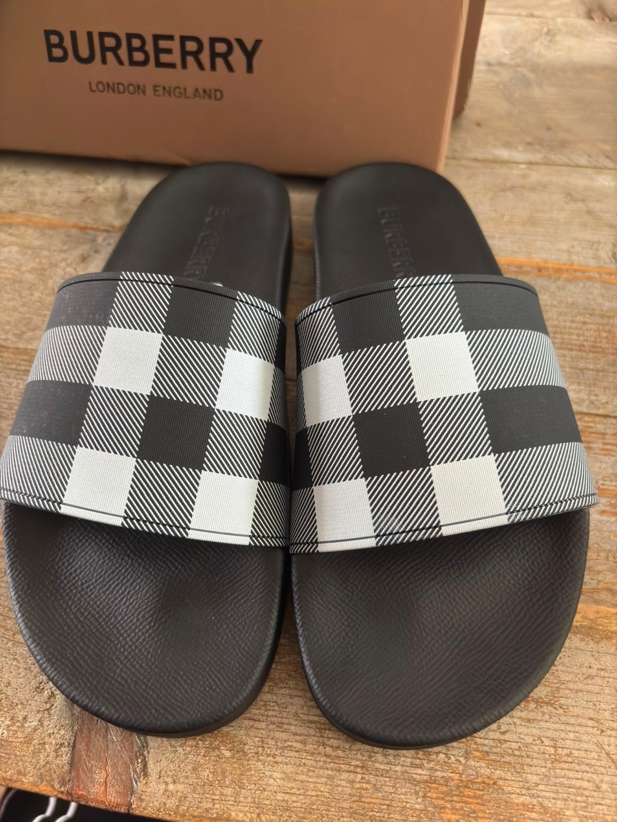 Burberry slippers met geruit patroon - Maat 43, Ophalen of Verzenden, Zo goed als nieuw, Zwart, Slippers