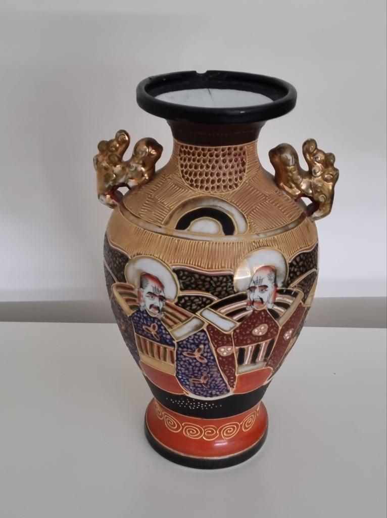Antieke Japanse Satsuma vaas met gedetailleerde decoratie, Ophalen of Verzenden
