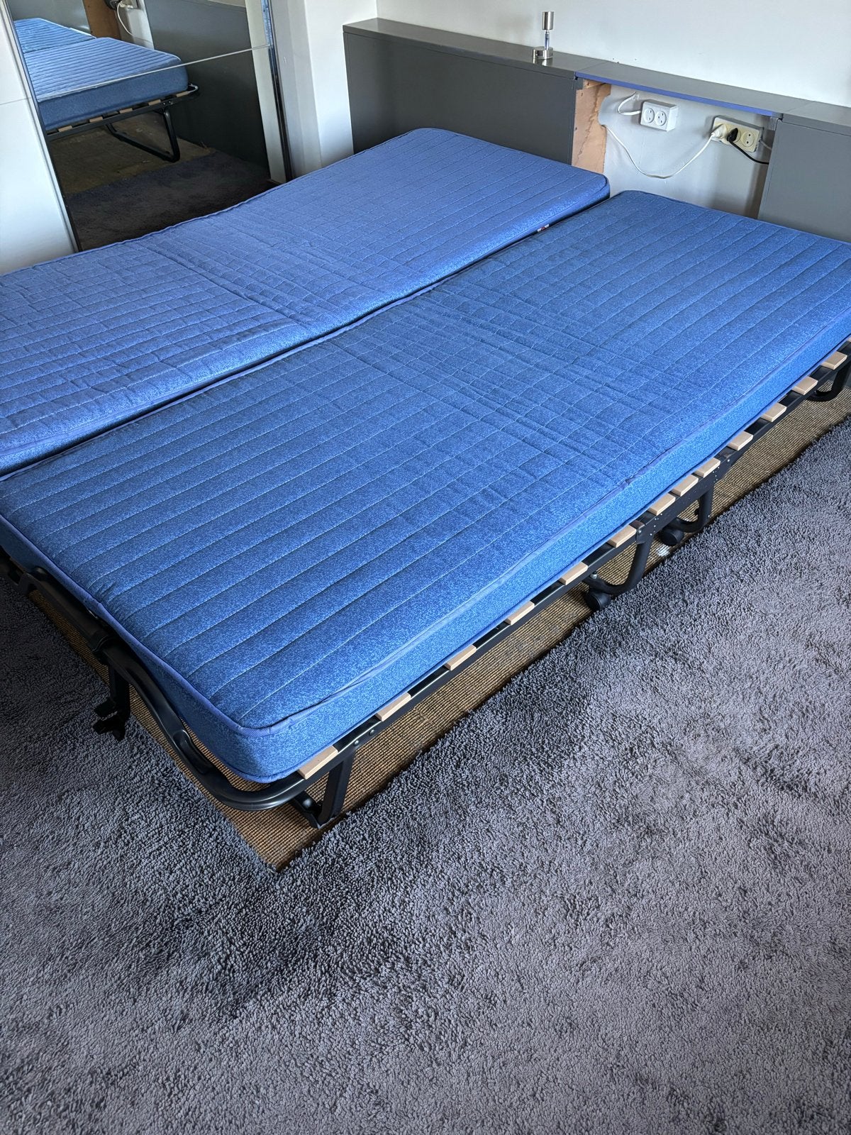 Opvouwbaar logeerbed met matras en hoes, Huis en Inrichting, Ophalen, Gebruikt, Eenpersoons, Blauw