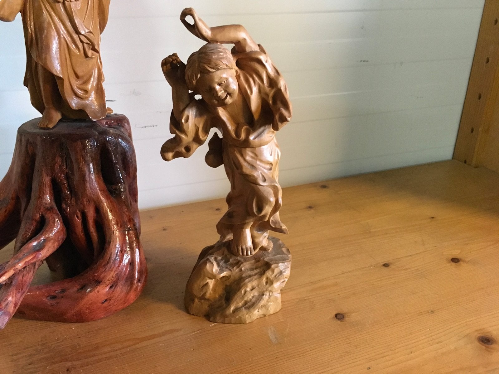 Twee Oosterse Houten Beelden: Jeugd en Ouderdom, Antiek en Kunst, Groep mensen, Ophalen of Verzenden, Handgemaakt, 20 - 50 cm