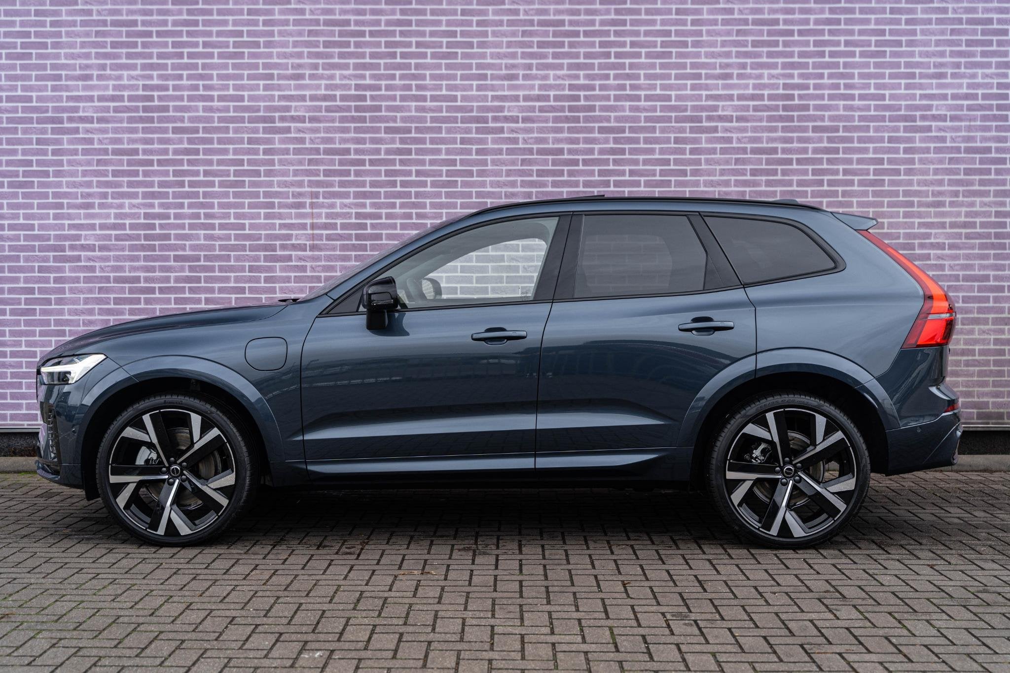 Volvo XC60 T6 Plug-in hybrid AWD Plus Black Edition | Long R, Euro 6, 4 cilinders, Blauw, XC60