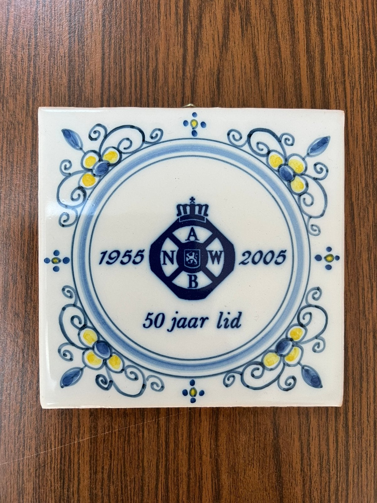 ANWB Tegeltje MAKKUMER Aardewerk - 50 jaar lid - 13 x 13 cm, Antiek en Kunst, Ophalen of Verzenden