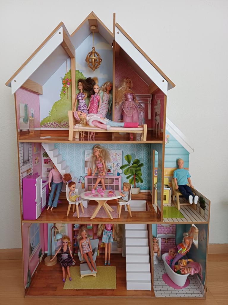 Barbie huis met veel poppen en veel accessoires, Kinderen en Baby's, Speelgoed | Poppenhuizen, Ophalen, Zo goed als nieuw, Toebehoren