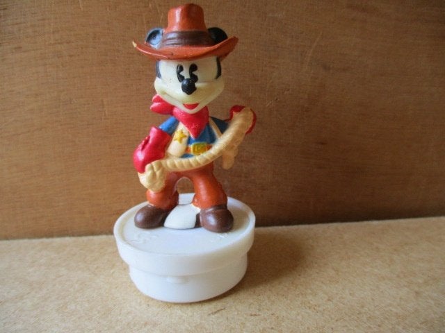 adv9744 mickey op dekseltje 4, Ophalen, Mickey Mouse, Gebruikt, Beeldje of Figuurtje