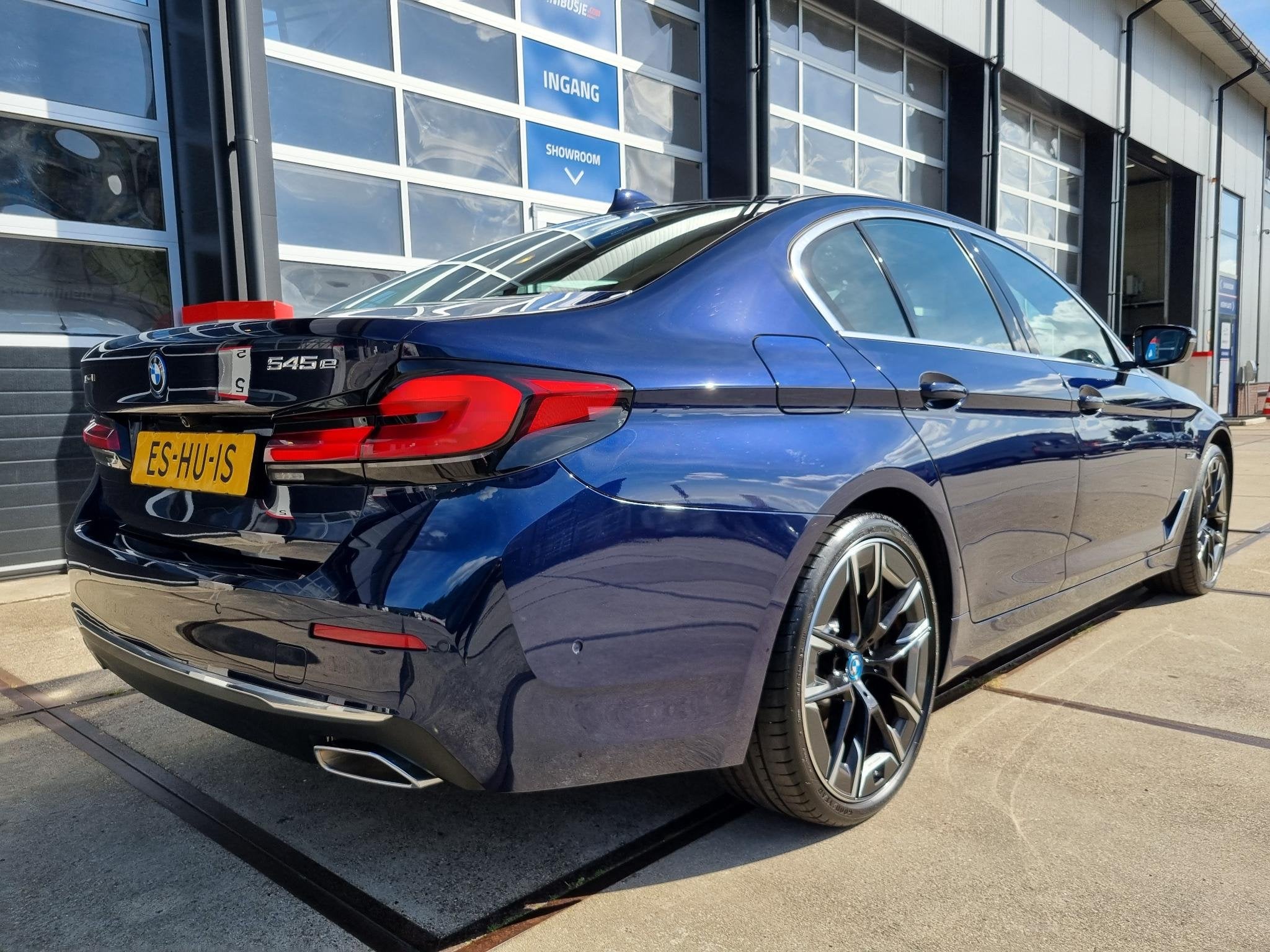 BMW 5-serie 545e xDrive 394pk / Individual Tansanitblau / La, Auto's, Dealer onderhouden, Stof, Gebruikt, 394 pk