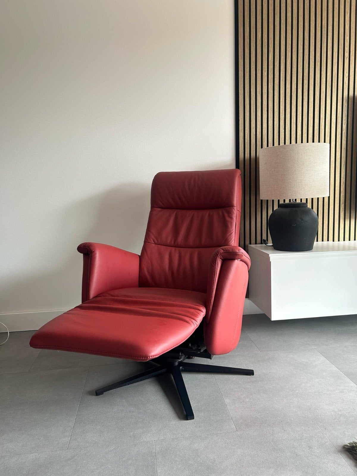 Prominent Sta-op Fauteuil S-100  Rood Leder | 3, Ophalen, Minder dan 75 cm, Leer, Zo goed als nieuw