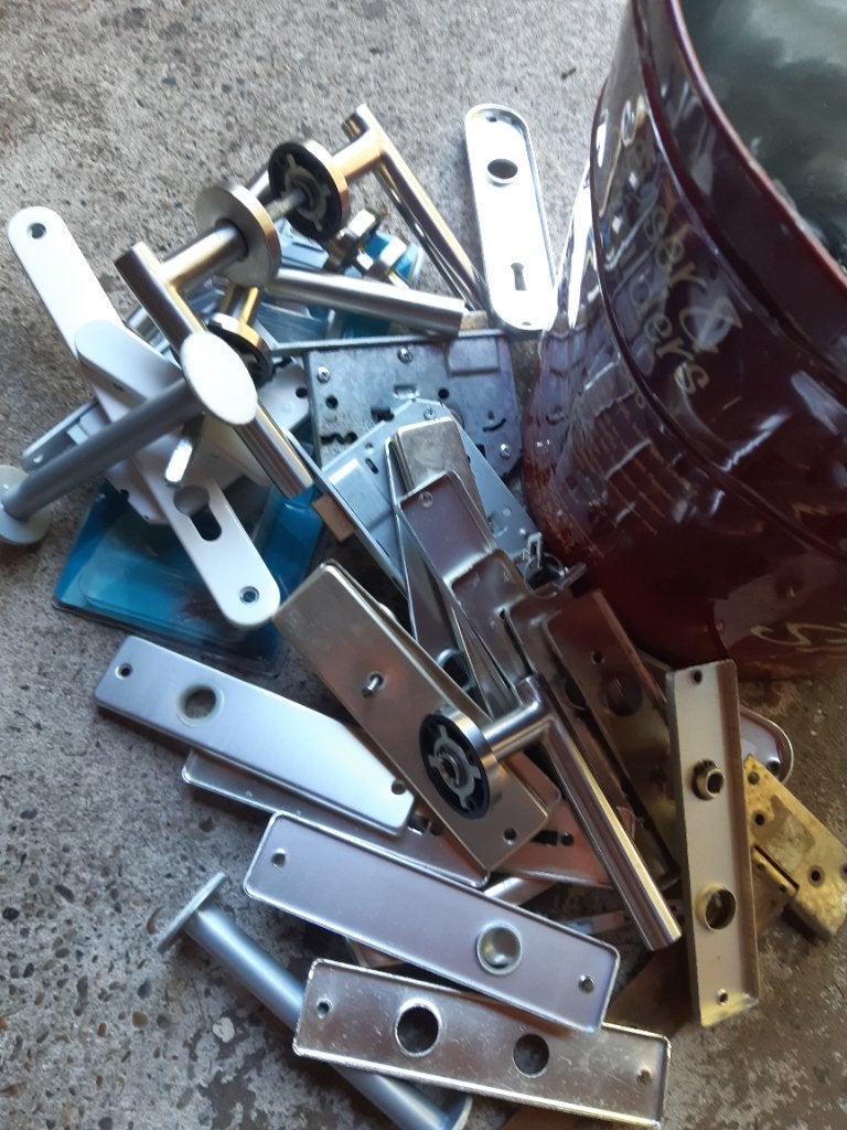 Blik met deursloten, klinken, schilden en ander materiaal, Ophalen, Zo goed als nieuw, Klink of Kruk