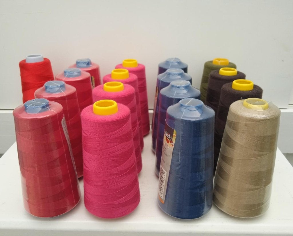 Partij overlock garen, 17 stuks, Ophalen of Verzenden, Zo goed als nieuw, Garen of Naald(en)