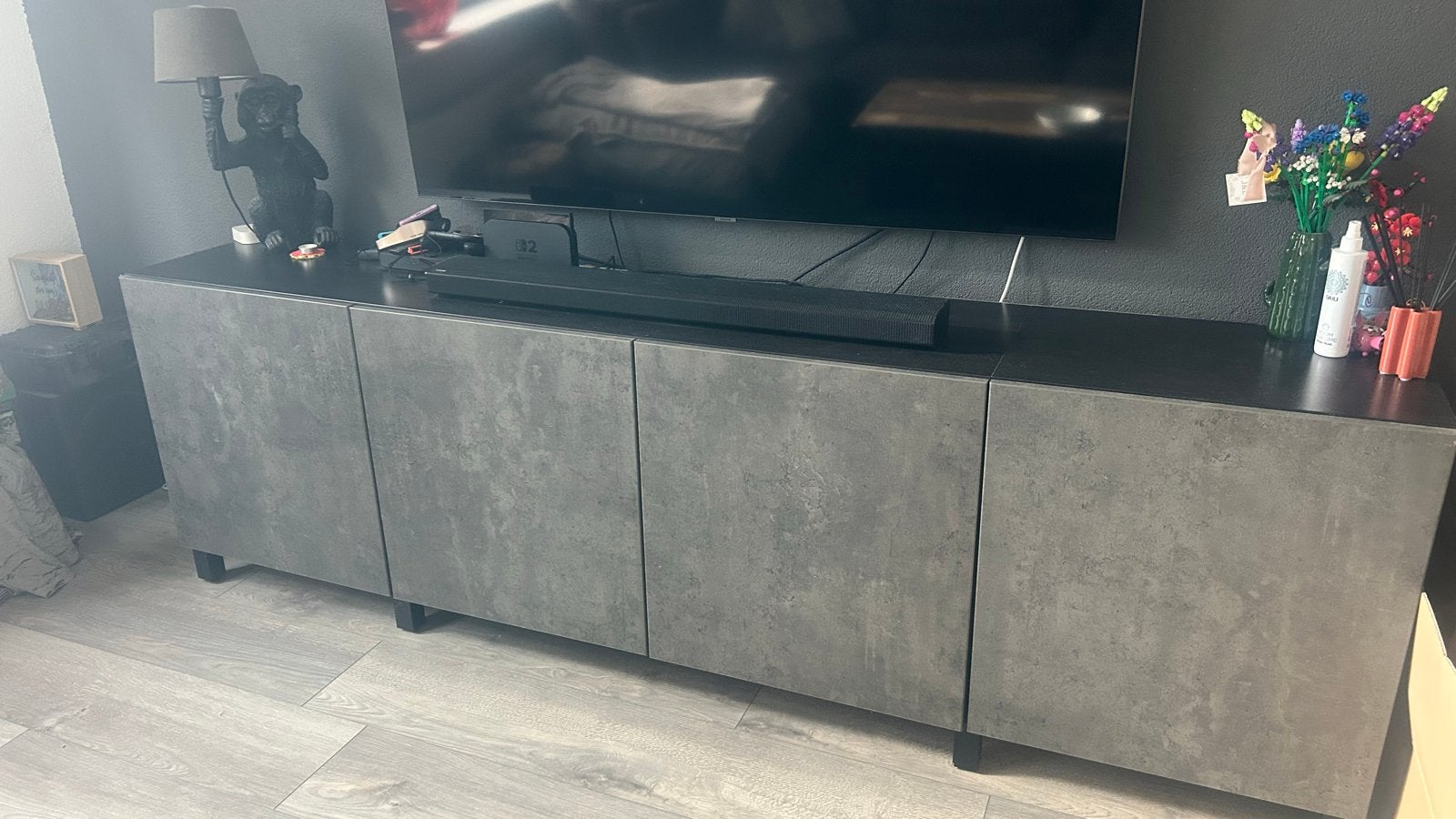 IKEA TV meubel met betonlook deuren, zwartbruin (240x40x75), Ophalen, Overige materialen, Gebruikt, 200 cm of meer