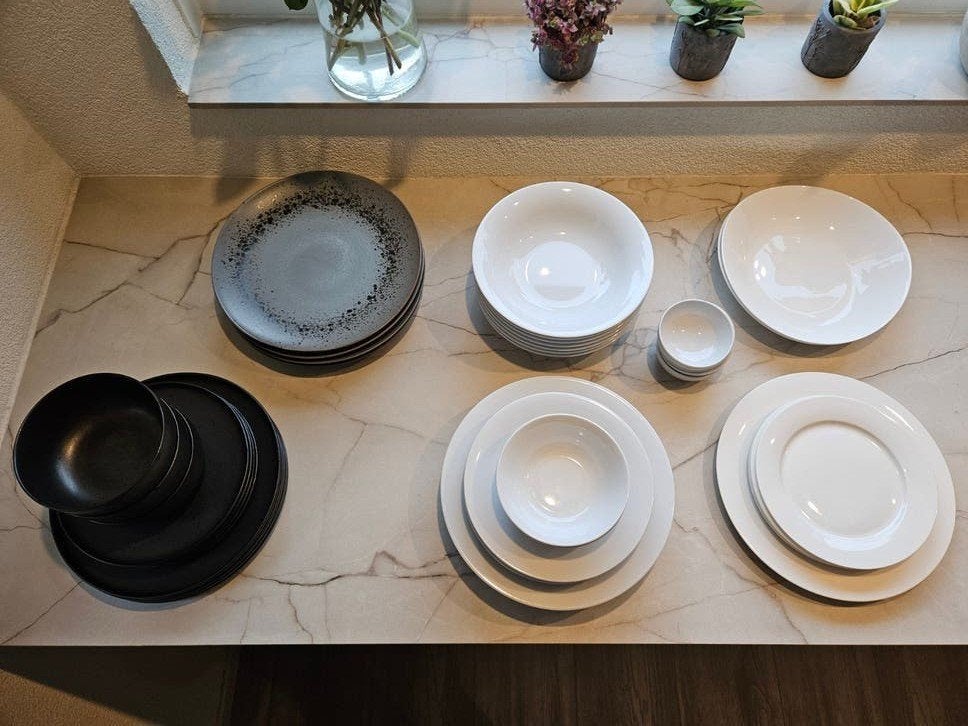 Diverse serviesonderdelen: wit, zwart en gespikkeld, Huis en Inrichting, Keuken | Servies, Ophalen