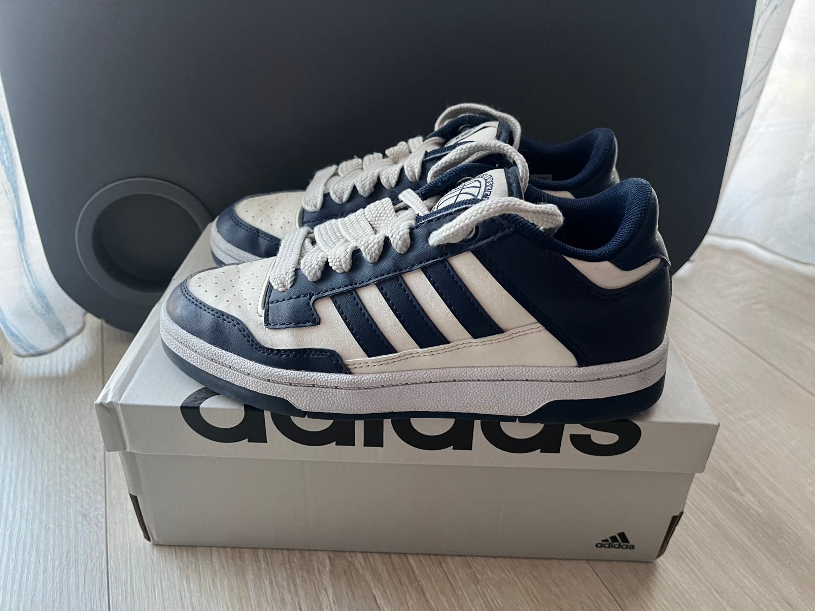 Adidas basketbalschoenen maat 36, Ophalen of Verzenden, Zo goed als nieuw, Jongen of Meisje, Schoenen