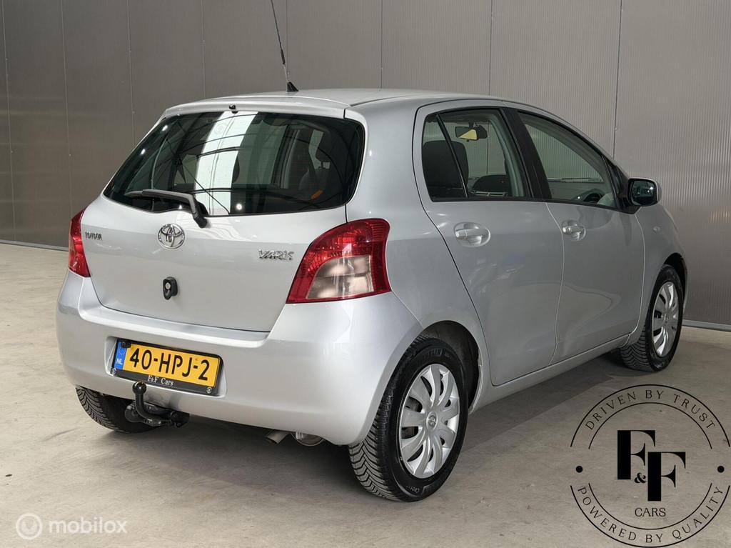 Toyota Yaris 1.3 VVTi Luna|Camera|Carplay|Trekhaak|Garantie, Auto's, Toyota, Stof, 4 cilinders, Bedrijf, Emergency brake assist