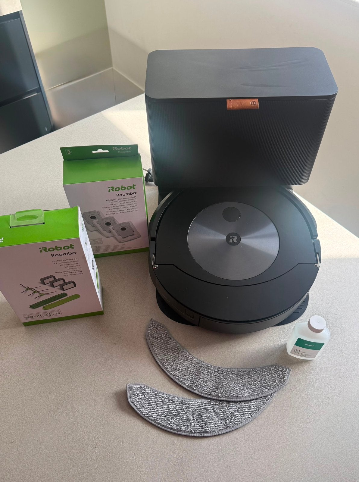 iRobot Roomba j7 Robotstofzuiger + CleanBase en dweilfunctie, Zo goed als nieuw, Robotstofzuiger, Bedienbaar via app, Ophalen