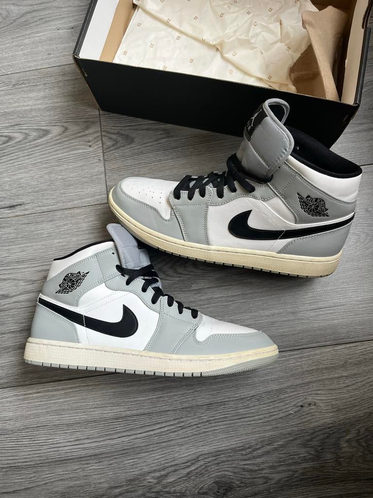 Air Jordan 1 Mid Light Smoke Grey, Kleding | Heren, Schoenen, Overige kleuren, Ophalen of Verzenden, Sneakers of Gympen, Zo goed als nieuw