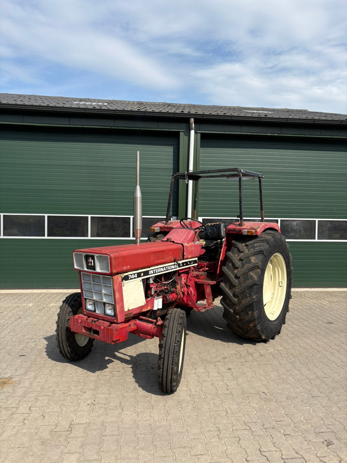 International 744, Zakelijke goederen, Ophalen
