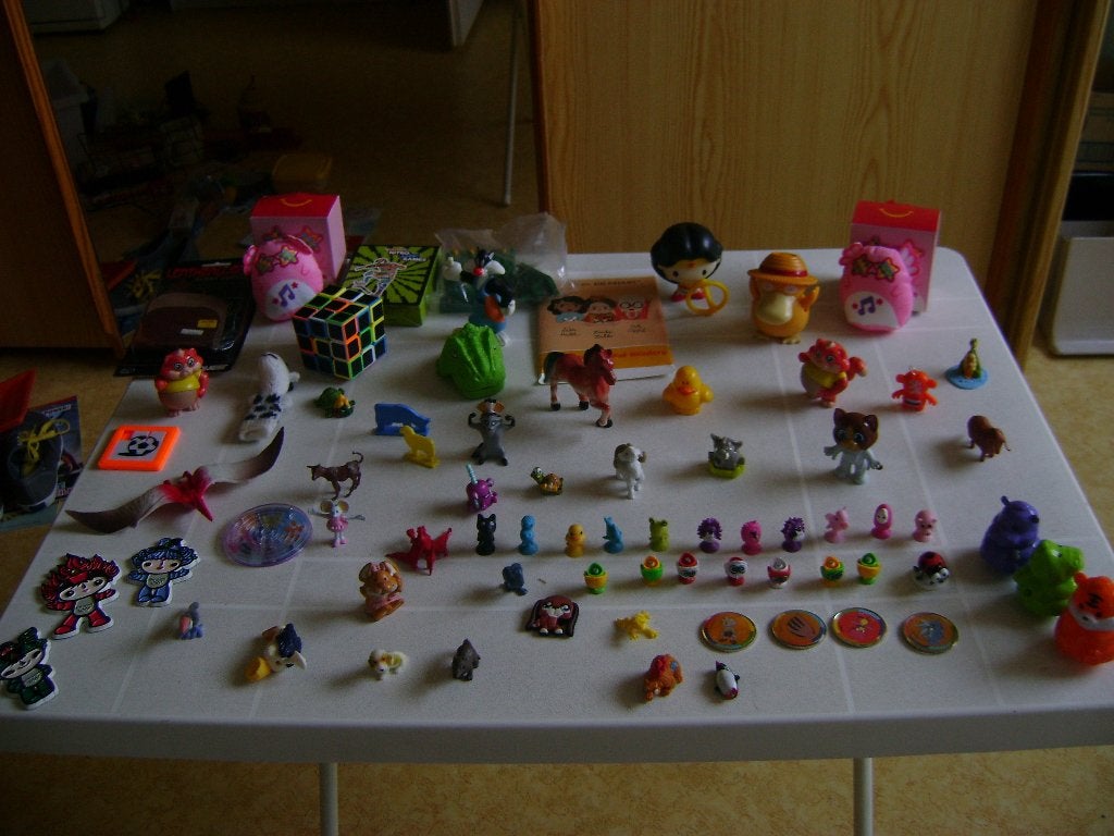 krat met 75 speeltjes o,a mc donalds kubus dieren figuurtjes, Diversen, Rommelmarktspullen, Ophalen of Verzenden, Zo goed als nieuw