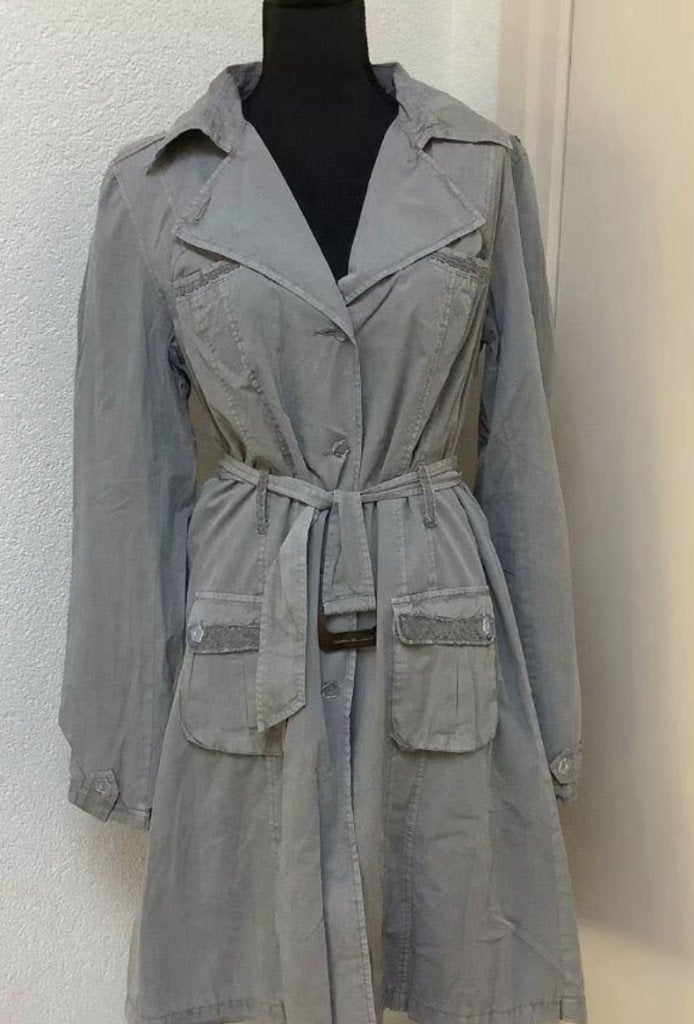 SALE: Trenchcoat Lola Espeleta grijs maat 38 NIEUW, Ophalen of Verzenden, Nieuw, Maat 38/40 (M), Grijs