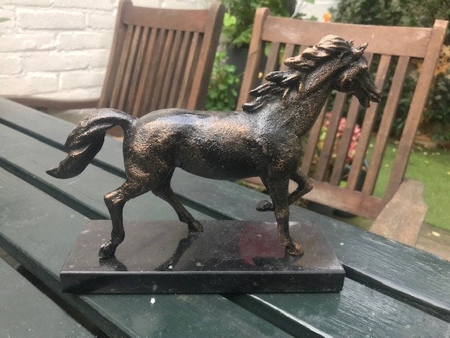 fraai metalen paarden beeld, marmeren voet, Ophalen of Verzenden, Weerbestendig, Beeld