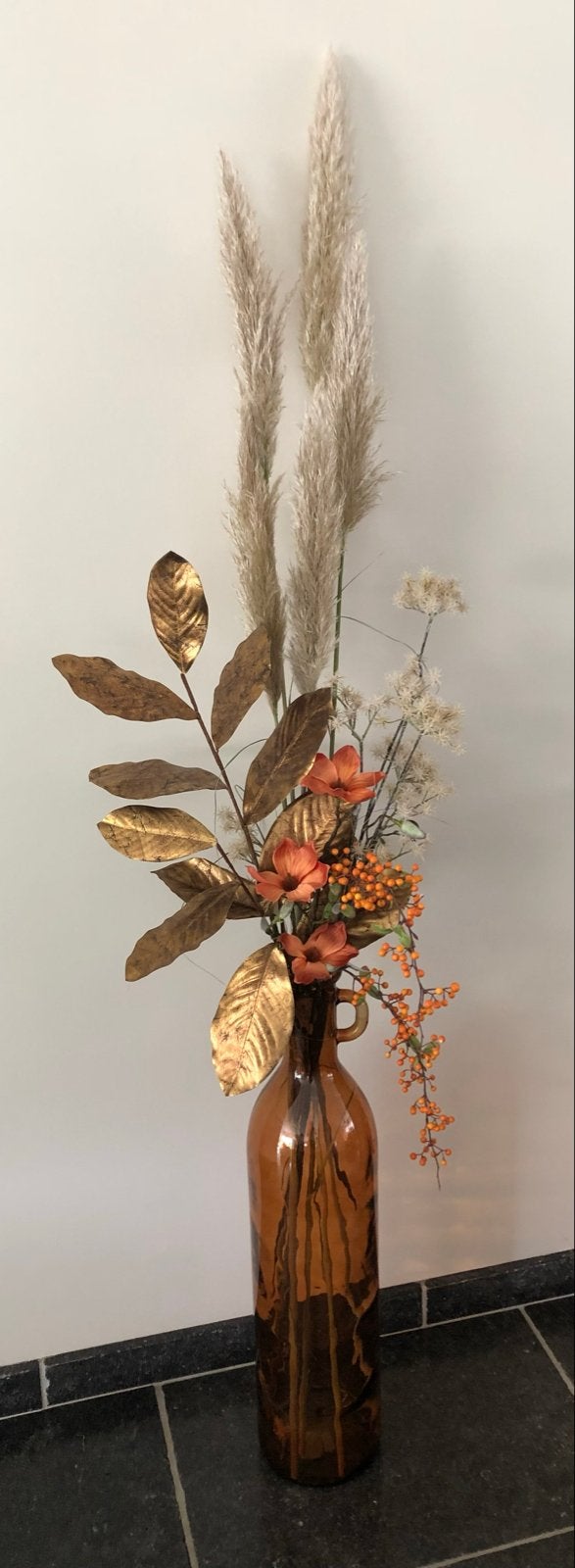 Sfeervol Bloemstuk in 75 cm hoge Glazen Vaas - Herfsttinten, Ophalen, Meerkleurig, Inclusief decoratie, 75 cm