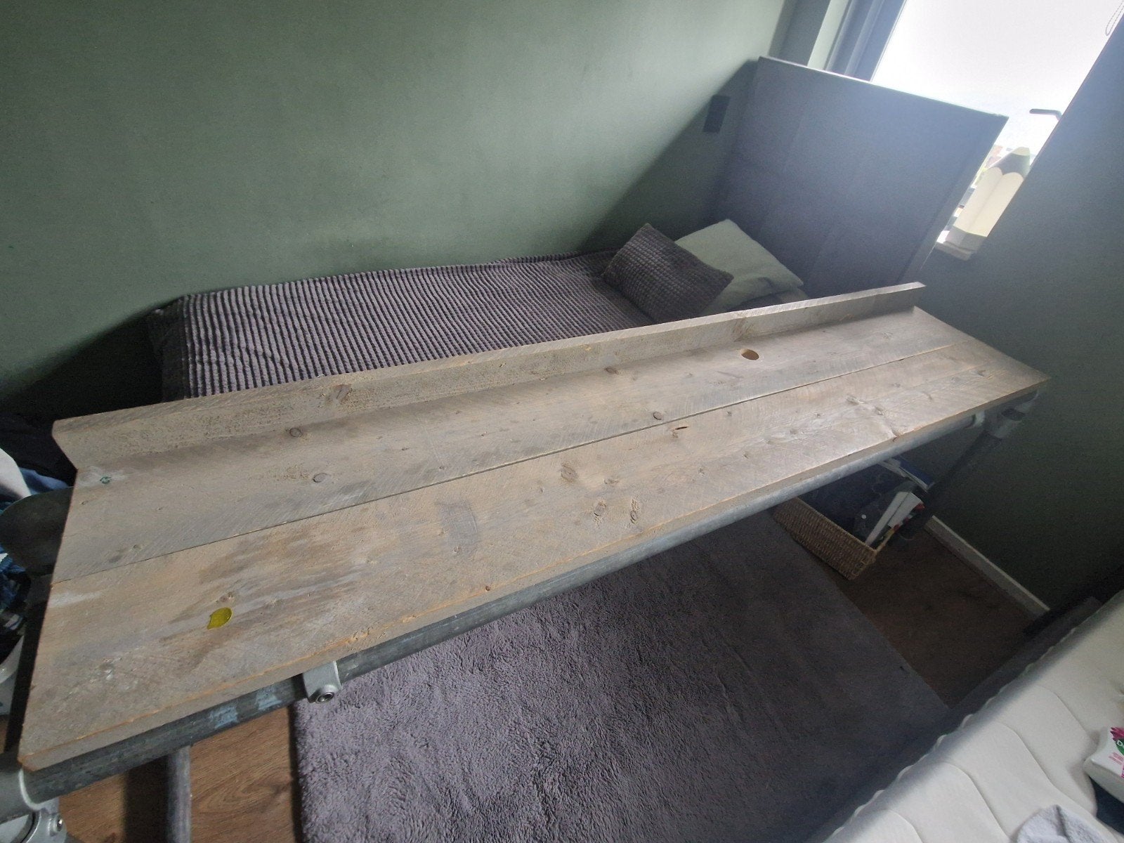 Steigerbuis en steigerhouten bureau Lang model, Ophalen