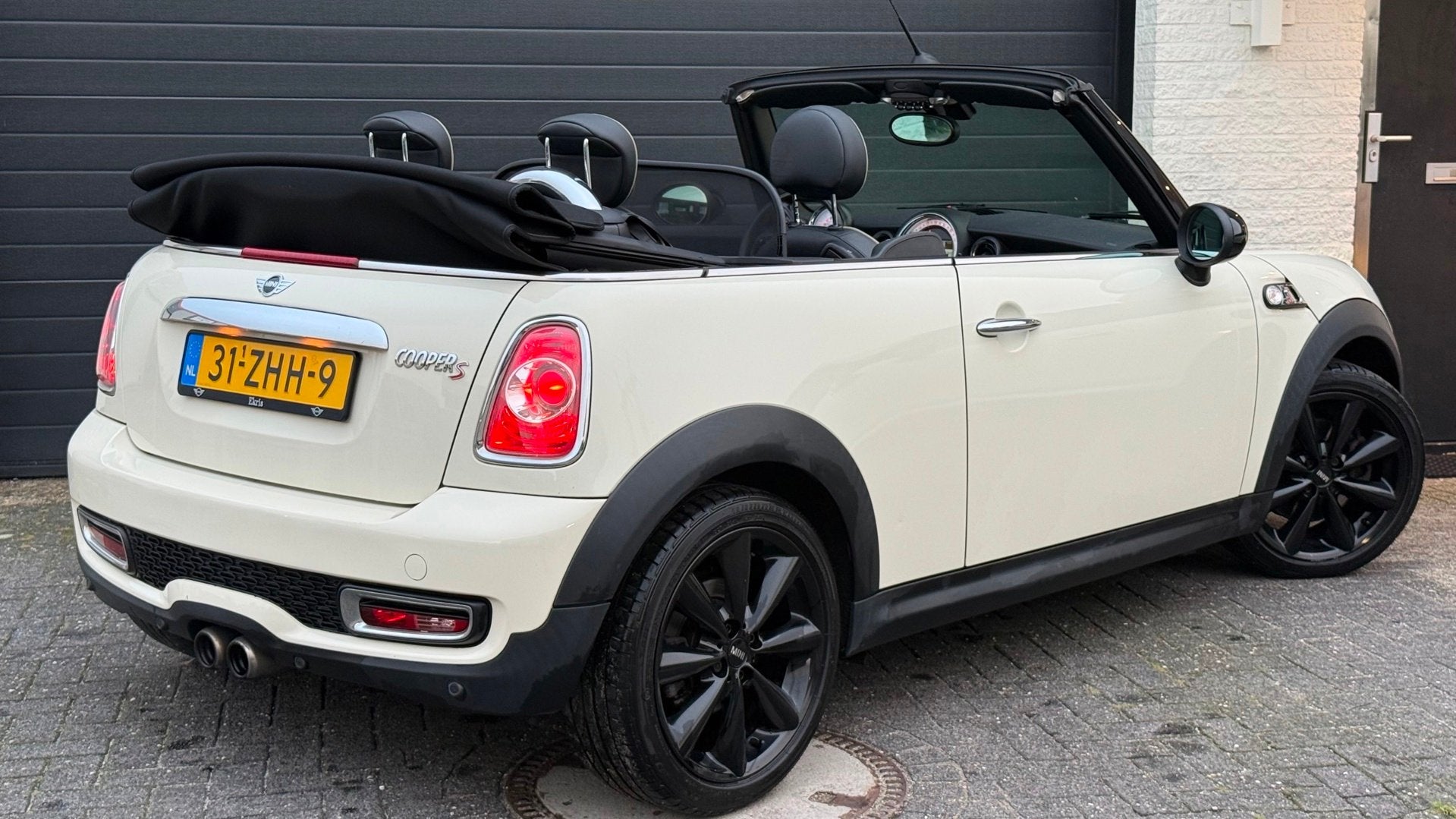 Mini Cabrio 1.6 Cooper S Chili 184pk | Leder | Xenon | Navi, Auto's, Voorwielaandrijving, Euro 5, Gebruikt, Zwart