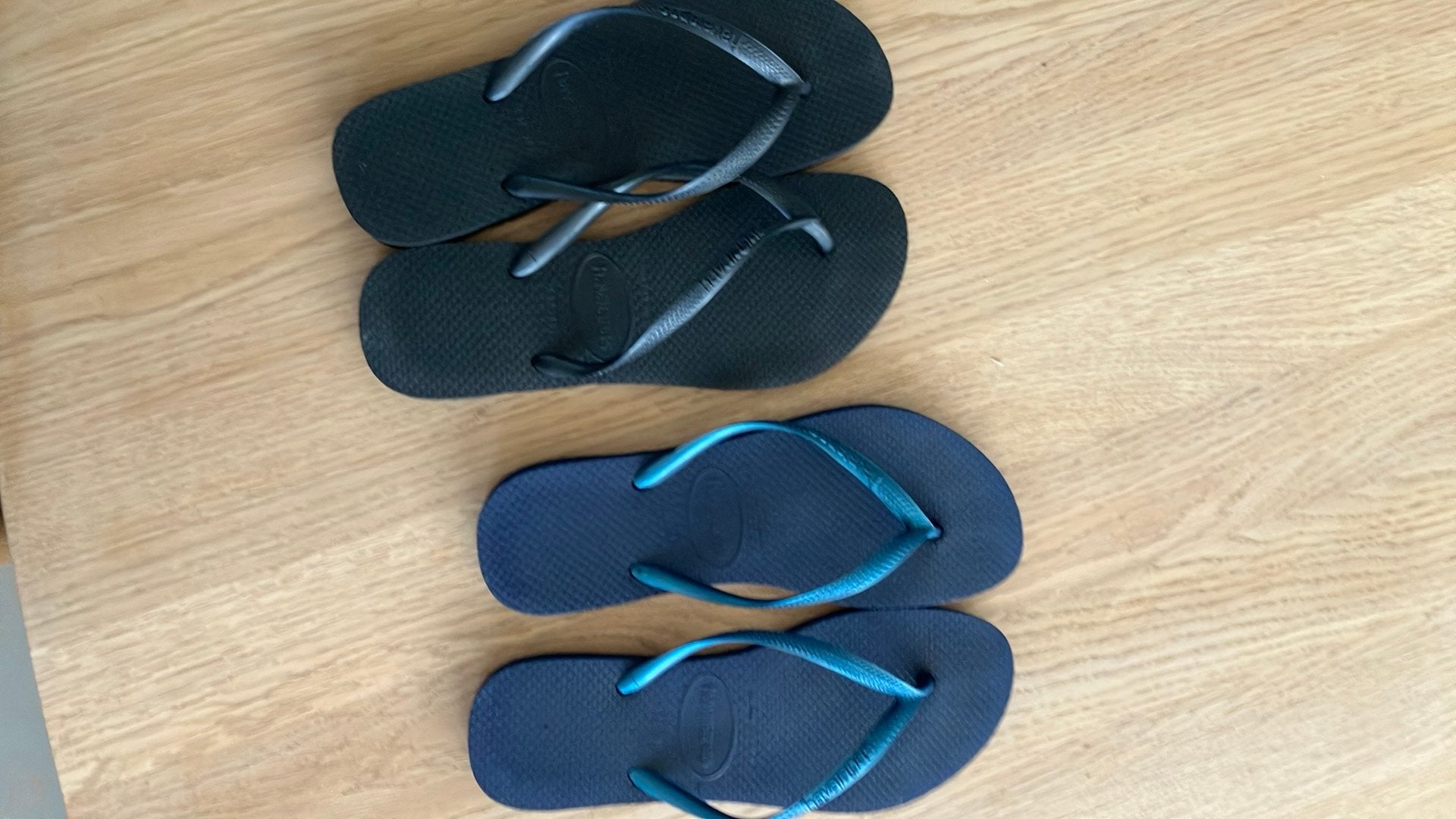 Havaianas slippers zwart en donkerblauw mt 38, Ophalen of Verzenden, Overige kleuren, Slippers
