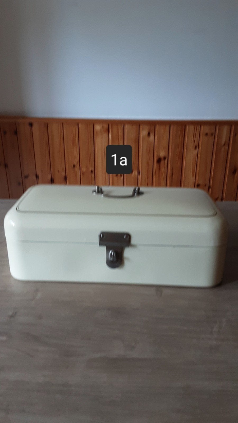EMAILLE BEIGE BROODTROMMEL MET GOUDEN BIES., Antiek en Kunst, Ophalen of Verzenden