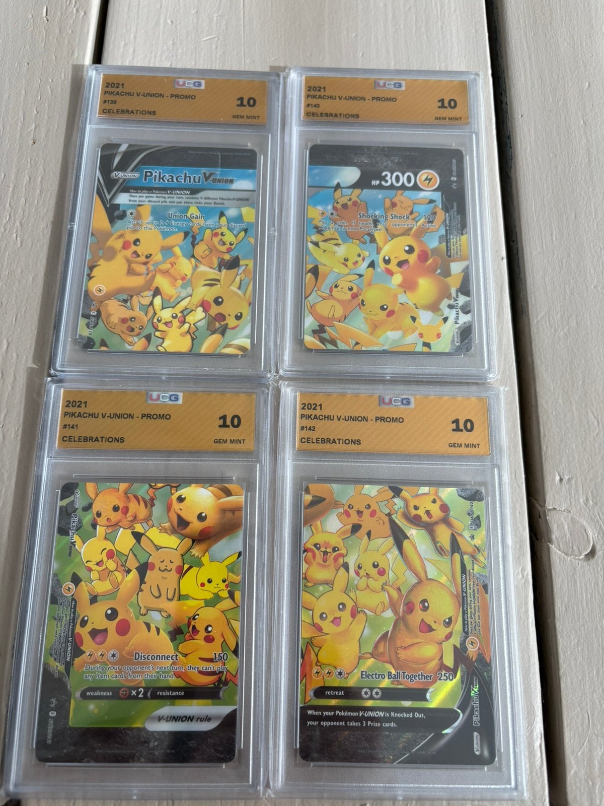 Pikachu v union set geade 10, Ophalen of Verzenden, Zo goed als nieuw, Meerdere kaarten, Foil