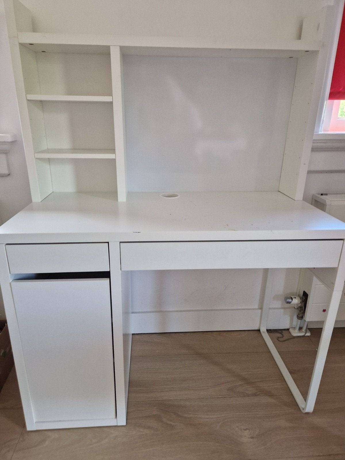 Wit Micke bureau van Ikea met opbouw en opbergruimte, Gebruikt, Ophalen of Verzenden, Overige merken, Kabelgoot