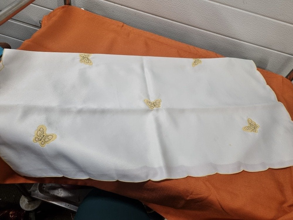 tafelkleed met geborduurde vlinders, Ophalen of Verzenden, 'T Olde Gre-j, Info@toldegrej.nl, Endepoelstraat 20f Didam