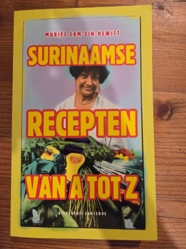 Kookboek Surinaamse recepten van A tot Z - Sam-Sin-Hewitt, Boeken, Azië en Oosters, M. Sam-Sin-Hewitt, Ophalen of Verzenden, Zo goed als nieuw