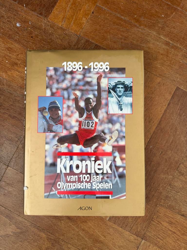 Kroniek van 100 jaar Olympische Spelen 1896-1996, Ophalen of Verzenden, Zo goed als nieuw