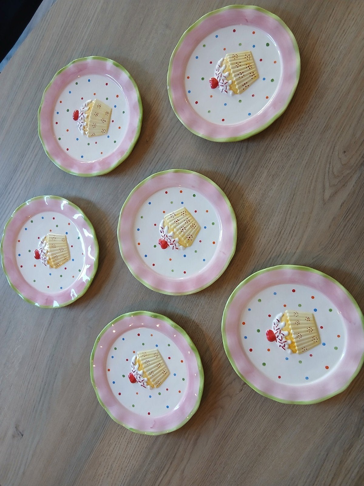 6 vrolijke gebaksbordjes met cupcake design, Gebruikt, Overige merken, Keramiek, Ophalen of Verzenden
