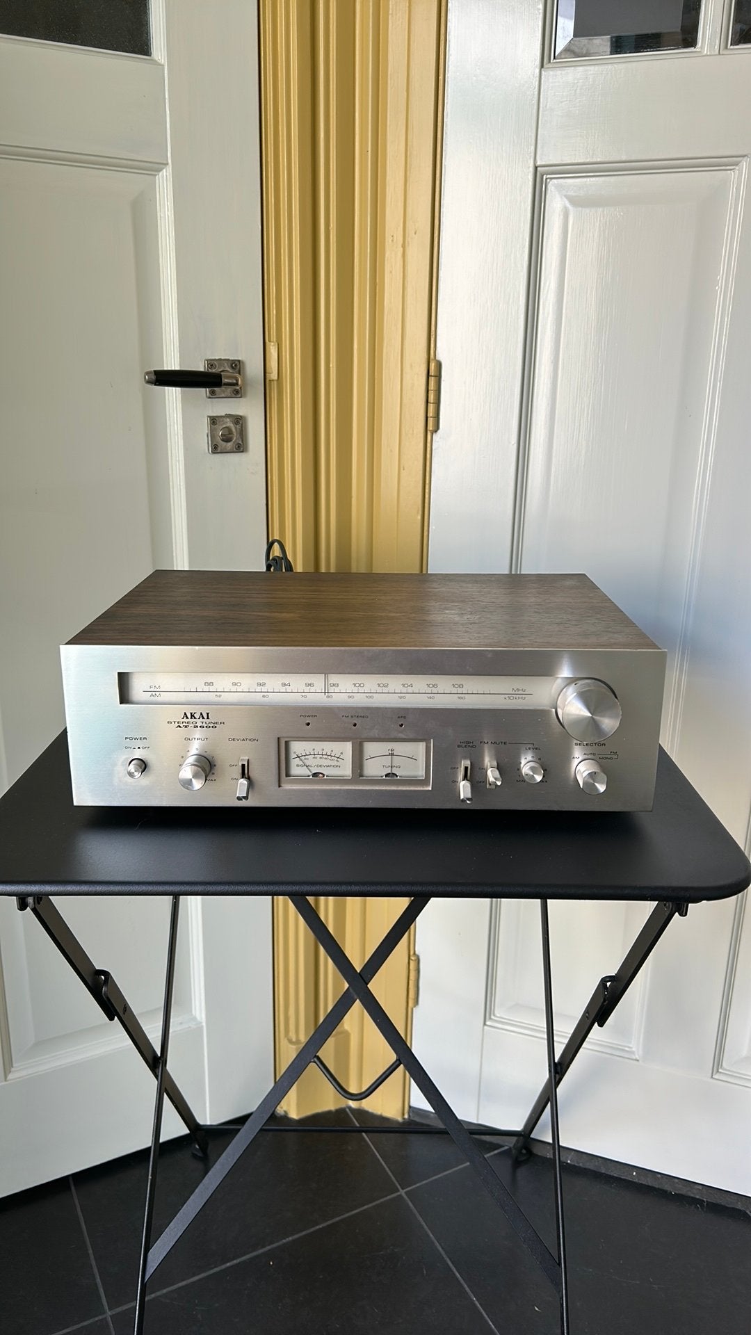 Akay AT 2600 stereo tuner.Houten kast notenfineer.Vintage!, Audio, Tv en Foto, Tuners, Verzenden, Gebruikt
