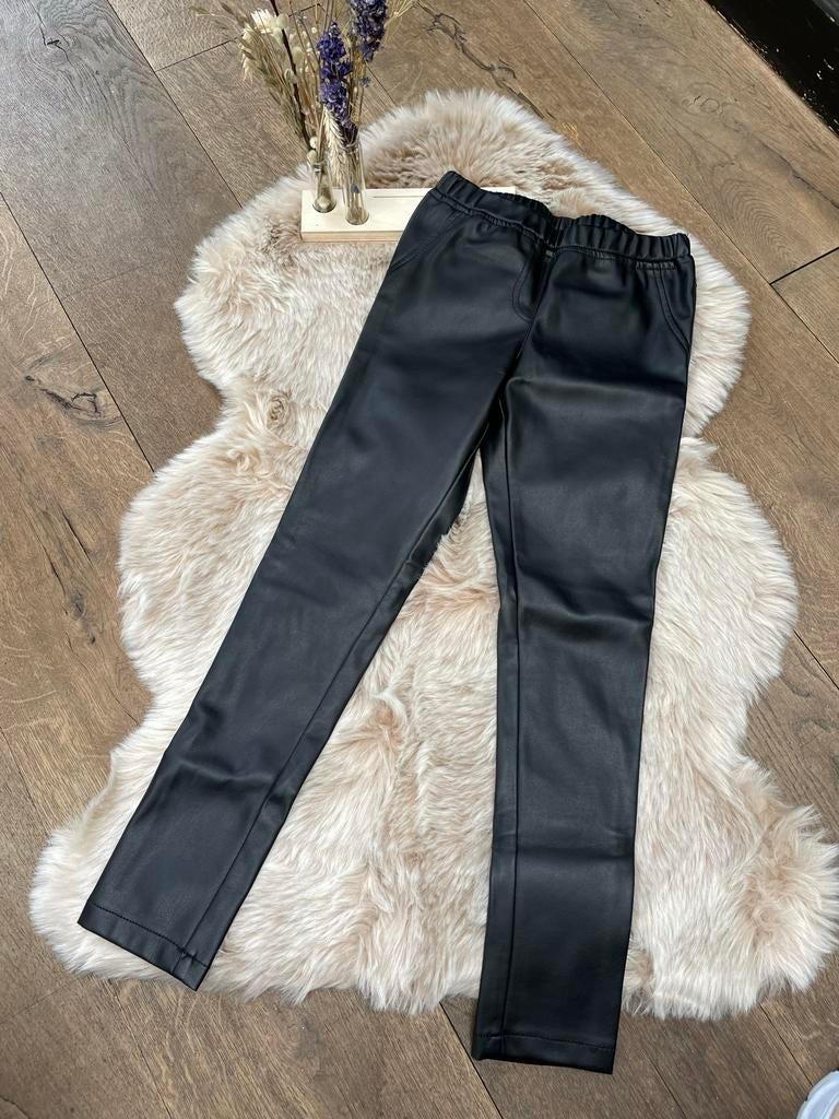 Nep leren broek Saar & Suus mt 140, zgan, Ophalen of Verzenden, Zo goed als nieuw, Meisje, Broek