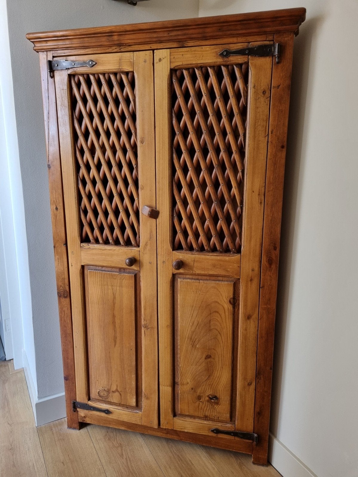 Karaktervolle Rustieke Hoekkast – Grenen met Latwerk, Ophalen, 70 tot 120 cm, 120 tot 170 cm, Rustiek / Landelijk / Boerenstijl