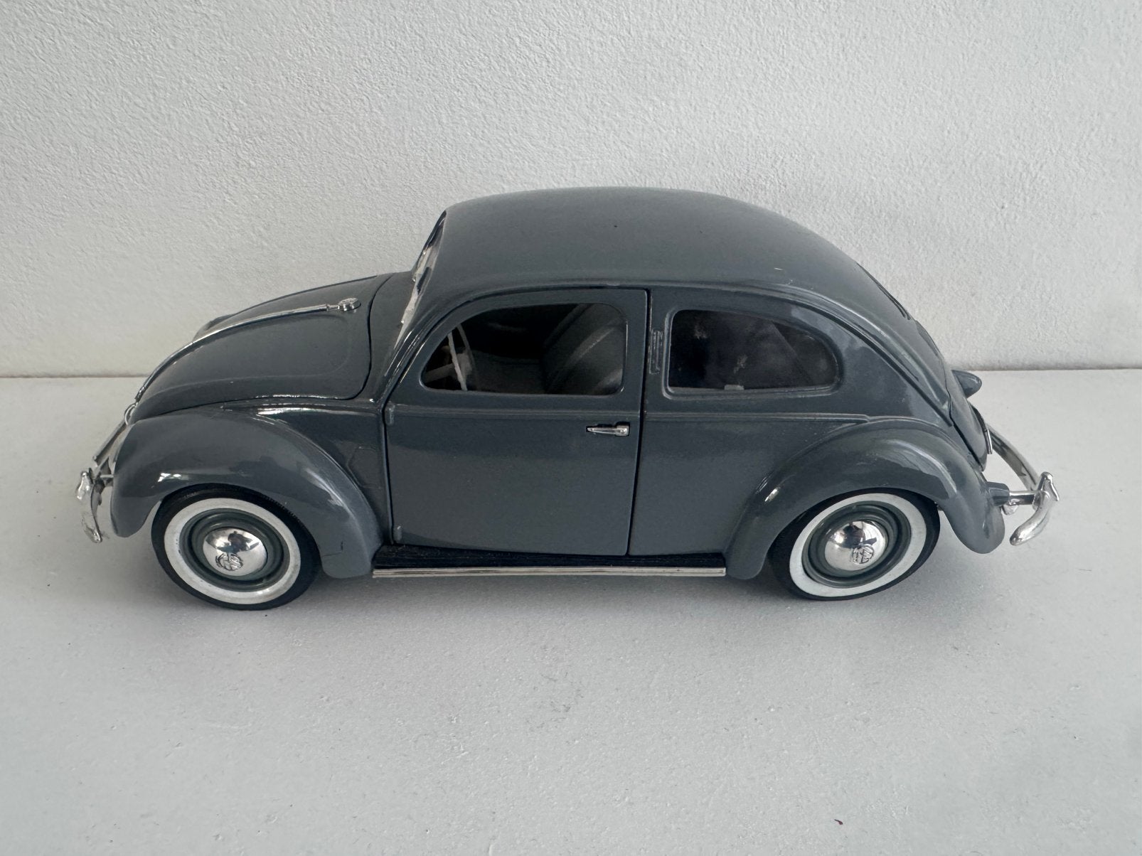 1:18 Volkswagen Kever 1951 Bril Maisto Grijs, Ophalen of Verzenden, Gebruikt, Auto, Maisto