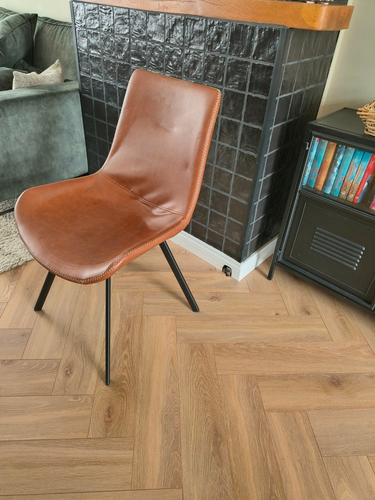Moderne bruine stoel met metalen poten, Huis en Inrichting, Stoelen, Ophalen, Bruin, Overige materialen, Zo goed als nieuw