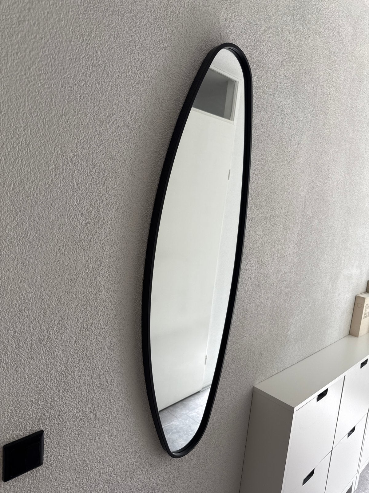 Moderne ovale spiegel met zwarte rand, Ophalen, 100 tot 150 cm, Zo goed als nieuw, Ovaal