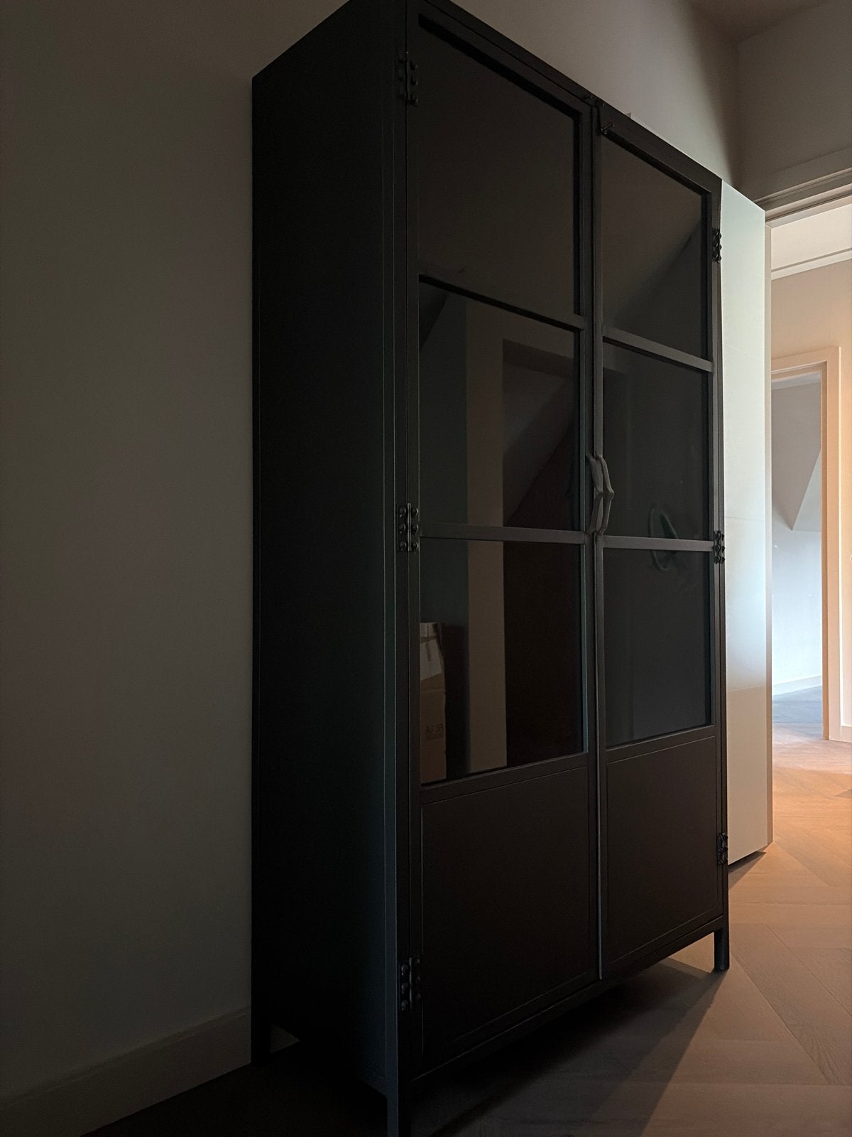 Zwarte metalen vitrinekast met glazen deuren, Huis en Inrichting, Zo goed als nieuw, Metaal, 150 tot 200 cm, 25 tot 50 cm